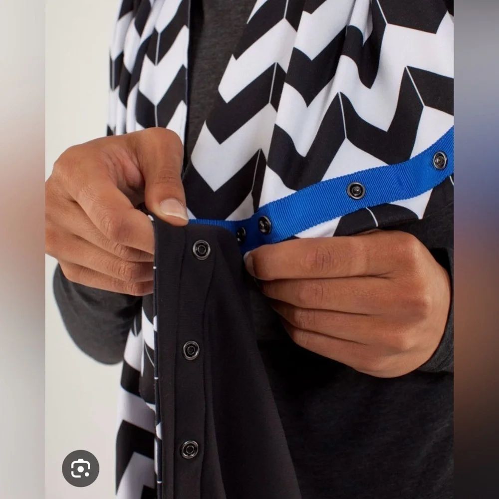 Lululemon Vinyasa Scarf *Luon Light in Arrow Chevron White Black / Black